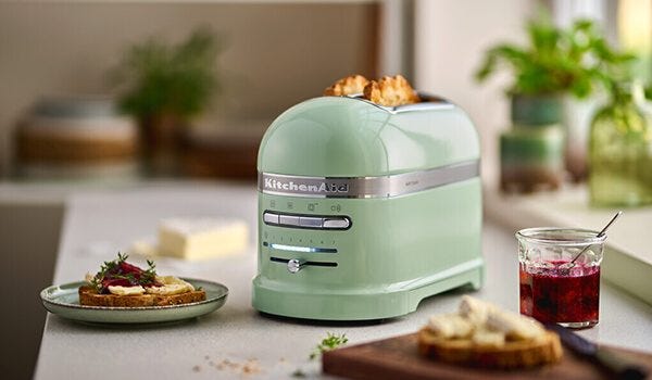 https://www.hartsofstur.com/media/wysiwyg/kitchenaid-toasters-front.jpg